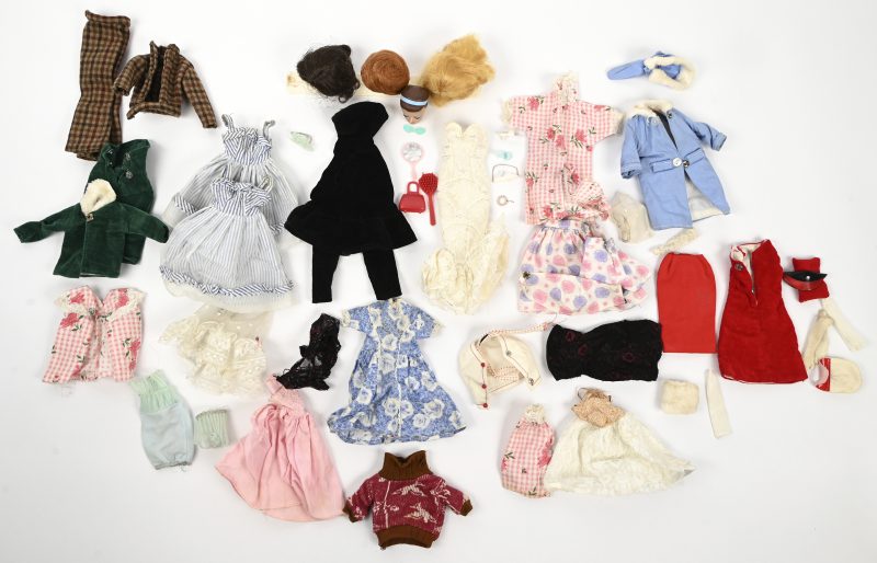 Barbie, stock 871 Fashion Queen Wig Wardrobe uit 1963, 1 hoofd en 3 pruiken op originele standaard. Toegevoegd een lot vintage Barbie kledij.