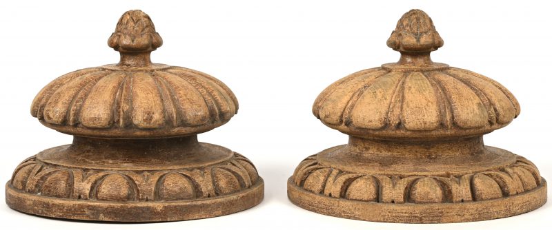 Set van 2 massief houten rosetten, versierd met schildsegmenten en een hopbel.