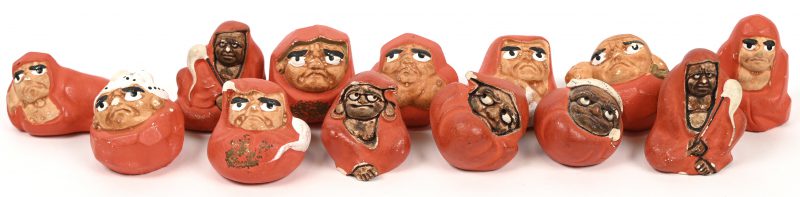 Een lot van 13 Japanse keramische Daruma’s.