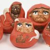 Een lot van 13 Japanse keramische Daruma’s.