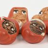 Een lot van 13 Japanse keramische Daruma’s.