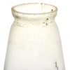 Een lot van 5 smeedijzeren wandarmaturen met druivelaar ornament, 1 lichtpunt en meerkleurig glazen blakers, waarvan 2 met barst of herstelling.