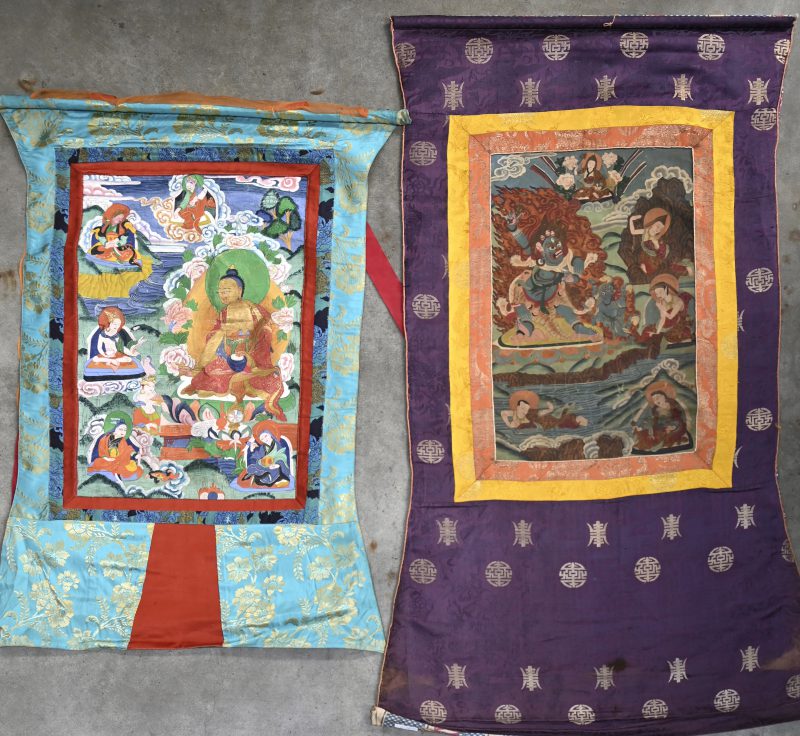 Een lot van 2 Tibetaanse Thangka’s met een Mahakala en een Arhat voorstelling. Verso zegel.