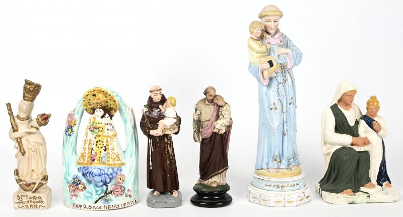 Een lot van 6 religieuze beelden, in diverse materialen. Meerkleurig biscuit, aardewerk en plaaster.