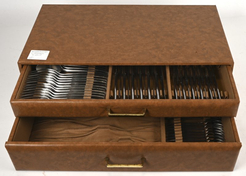 Koffer in bruine skai met 70 delig inox Wiskemann bestek. Tafelvork, lepel, mes en dessertvorkje. 12 stuks elk. Lunchmes en koffielepel, 11 stuks elk. Serveerbestek ontbreekt