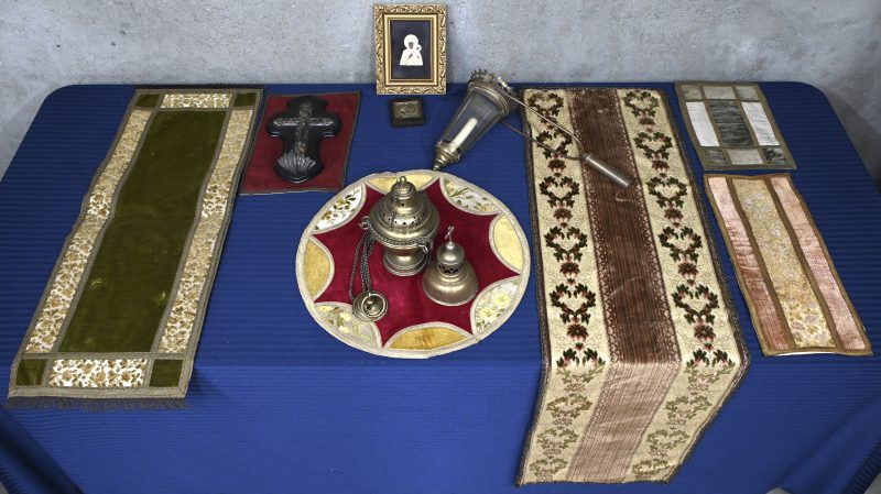 Lot van religieuze objecten. Wierookvat, processielamp, wijwatervat, twee kadertjes en enkele decoratieve siermatjes.