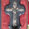 Lot van religieuze objecten. Wierookvat, processielamp, wijwatervat, twee kadertjes en enkele decoratieve siermatjes.