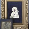 Lot van religieuze objecten. Wierookvat, processielamp, wijwatervat, twee kadertjes en enkele decoratieve siermatjes.