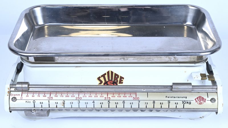 Een vintage keukenweegschaal van het merk Stube.