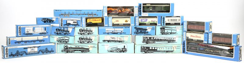 Een lot van 28 wagons, nrs. 4604, 4520, 4520, 4659, 4626, 4024, 4078, 4517, 4628, 4418, 4431, 4647, 4431, 4693, 4664, 4417, 4074, 4665, 4565, 4503, 4663, 4474, 4442, 4520, 4103, 4631, 4415 en 4617.