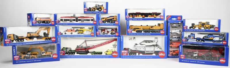 Een lot van 16 dozen die-cast voertuigen, werktuigmachines, kraanwagens, brandweer, bus, tram, vliegende en varende tuigen. Nrs. 1886, 1834, 1849, 1841, 6282, 1850, 1853, 1847, 1883, 1893, 1896, 1898, 1873, 1810, 1885 en 1814.