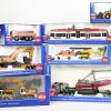 Een lot van 16 dozen die-cast voertuigen, werktuigmachines, kraanwagens, brandweer, bus, tram, vliegende en varende tuigen. Nrs. 1886, 1834, 1849, 1841, 6282, 1850, 1853, 1847, 1883, 1893, 1896, 1898, 1873, 1810, 1885 en 1814.