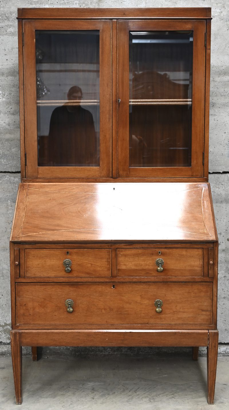 Een houten secretaire-vitrinekast. 2 deuren boven en onderaan 3 laden.