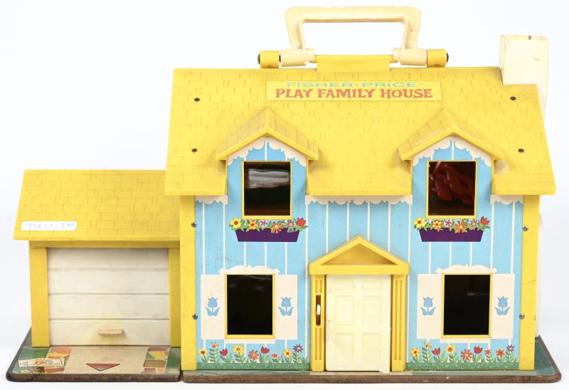 Een vintage speelgoed huis, 1969, Fisher-Price Play Family House. De figuren zijn niet origineel.