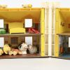 Een vintage speelgoed huis, 1969, Fisher-Price Play Family House. De figuren zijn niet origineel.