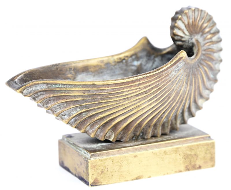 Bronzen beeldje van een nautilusschelp op voet.