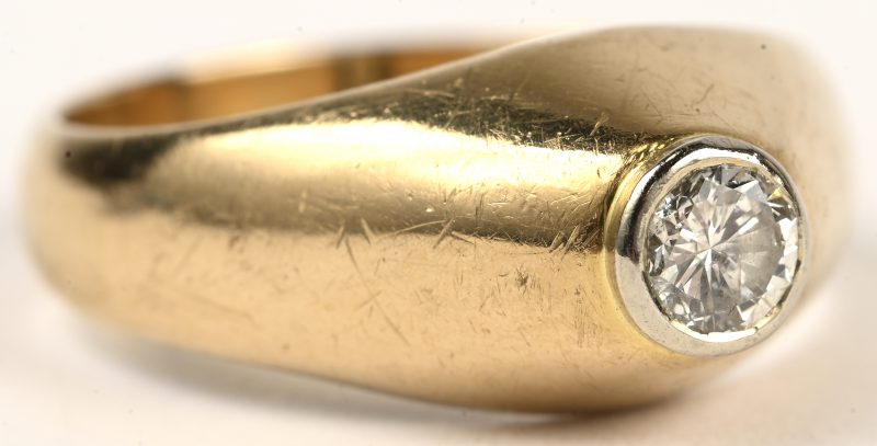 Een 18 kt geelgouden ring bezet met een solitaire van 0.25 ct.