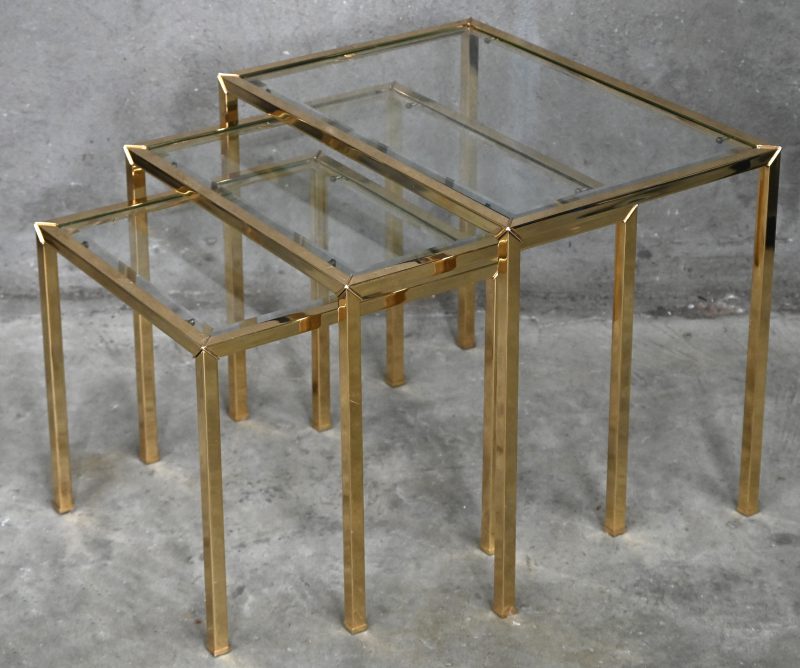 Een set van 3 vintage bijzettafeltjes, messing en geslepen glas.