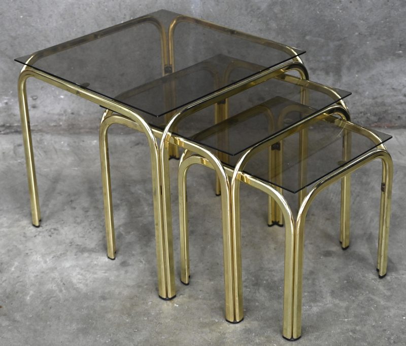 Een set van 3 vintage bijzettafeltjes, messing en geslepen glas. Het glas is niet origineel.
