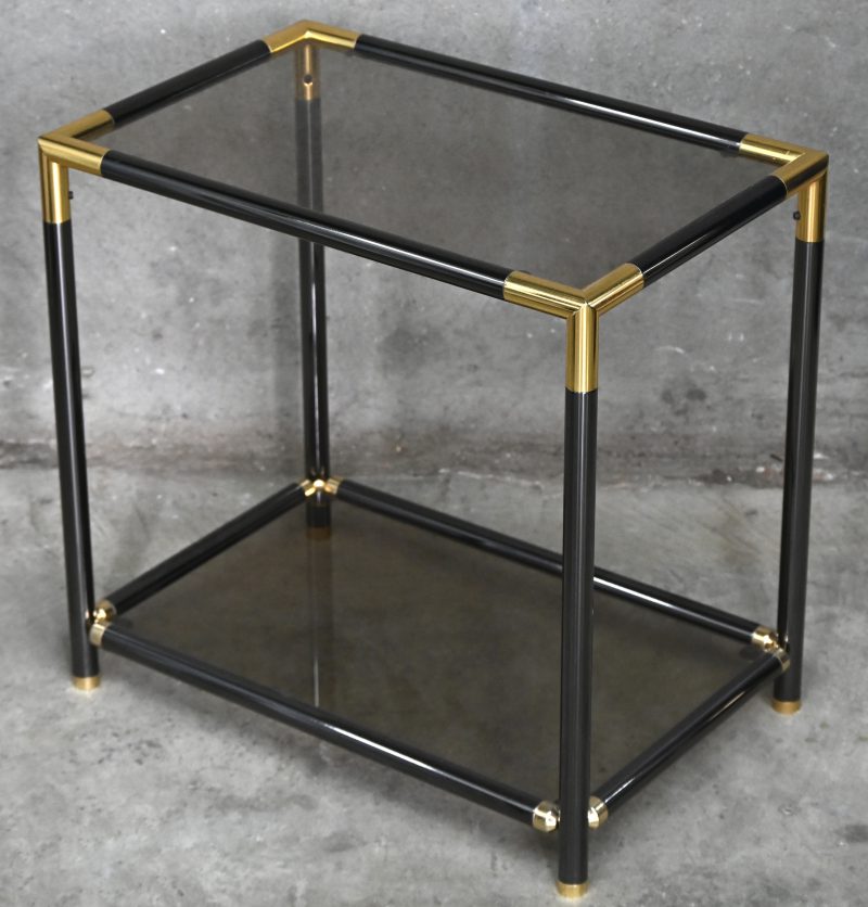 Een Hollywood Regency bijzettafeltje, staal, messing en glas.
