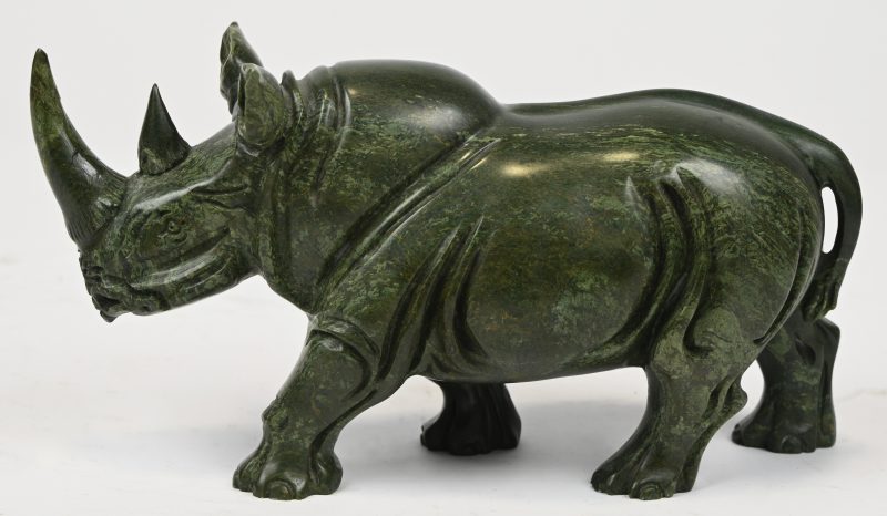 “Rhino”. Verdieten beeldje, gemerkt Moremi. Afrikaans werk, Botswana.