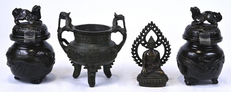 Lot Aziatisch brons: twee Japanse koro’s, een Chinese coupe op drie pootjes, met draken versierd (onderaan gemerkt) en een klein Tibetaans Boeddhabeeldje.