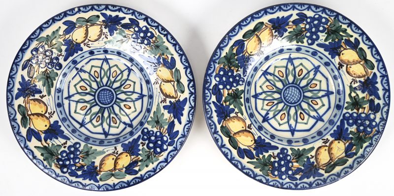Set van 2 majolica aardewerk sierschalen. Gedecoreerd met bladmotieven en fruit.