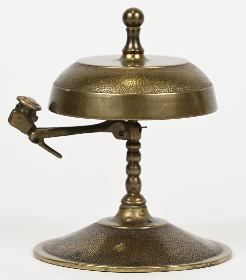 Een oude bronzen receptiebel.