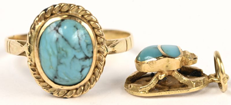 Een 18 kt geelgouden ring met bijpassende hanger in de vorm van een kever bezet turkooise.
