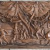 Een massief houten gesculpteerd paneel met figuren en het decor, Indonesisch werk.