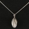 Een 18 kt witgouden ketting met hanger bezet met één diamant markies geslepen van +- 0,40 ct. en diamanten met een gezamenlijk gewicht van +- 0,90 ct.