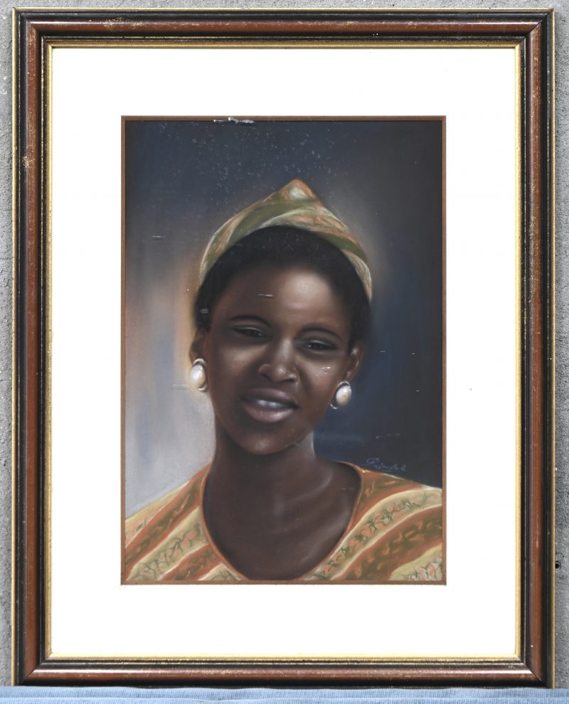 “Portret van een Afrikaanse vrouw”. Pastel op papier. Onleesbaar gesigneerd.