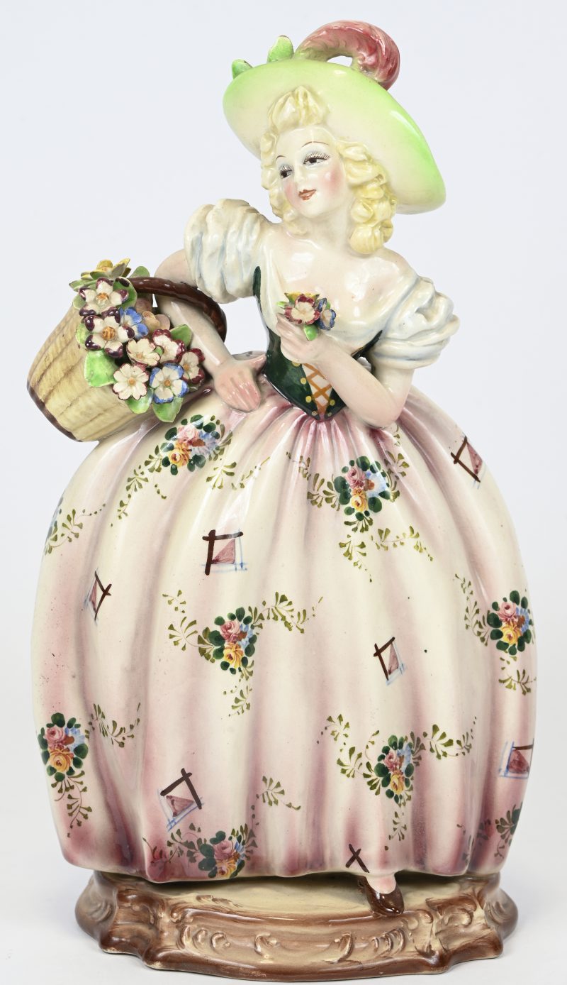 “Bloemenmeisje”, een beeld in meerkleurig aardewerk uit het midden van de vorige eeuw, gemerkt Italy.