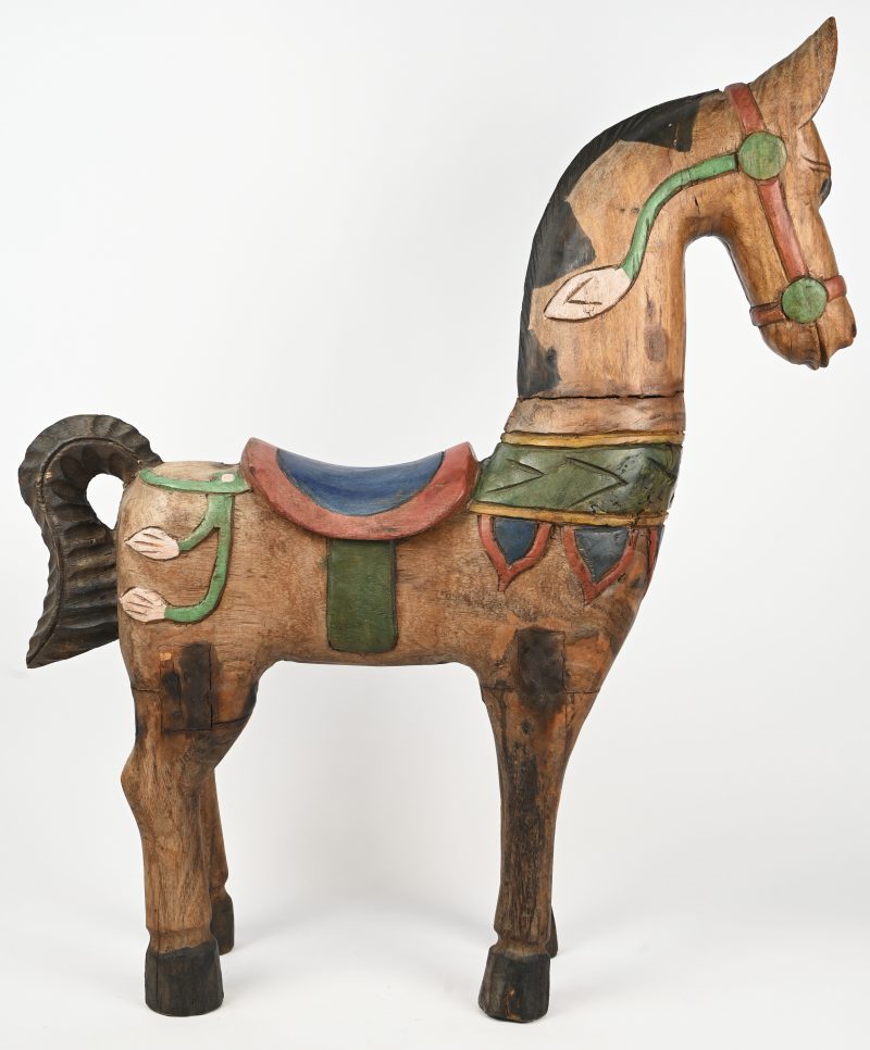 Een massief houten gesculpteerd beeld van een paard, polychroom, Aziatische oorsprong.