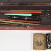 Pennendoos met vulpen, 7 pennestokken en een doos pennetjes. Toegevoegd een kristallen inktpot.