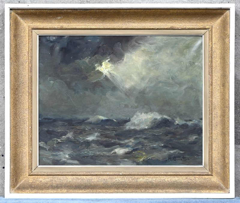 ‘Storm op zee’. Olieverf opo doek, getekend R Quintyn. Quintyn Robert, geboren in Knokke in 1916, was een schilder, tekenaar en graficus.  Realiseerde o.m. marines, havengezichten (Zeebrugge) en stillevens. Stelde o.a. tentoon met Les Arts.