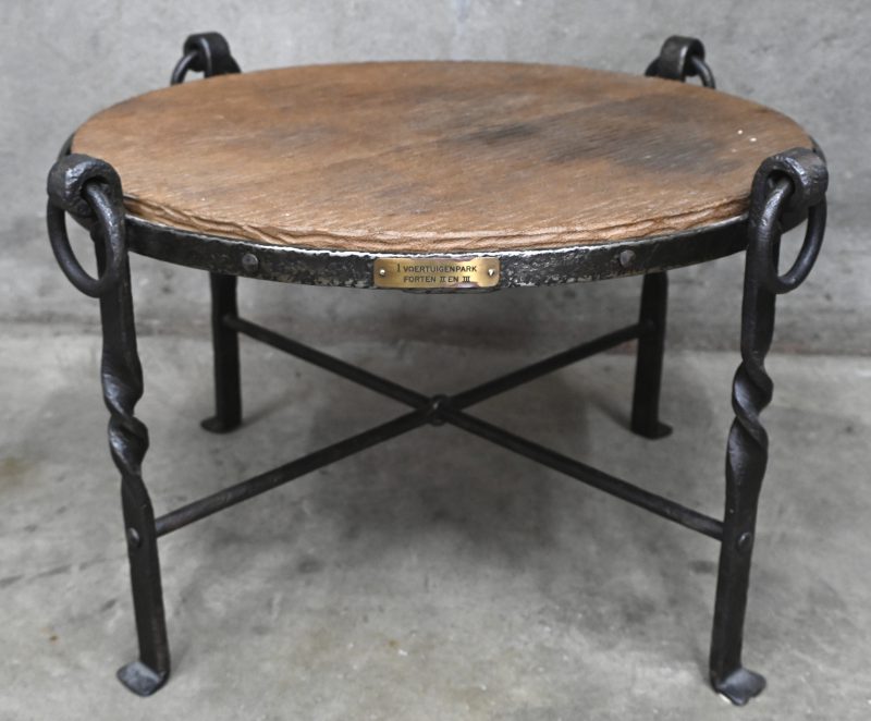 Rustieke salontafel met smeedijzer onderstel en massief houten blad.