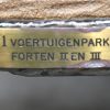 Rustieke salontafel met smeedijzer onderstel en massief houten blad.