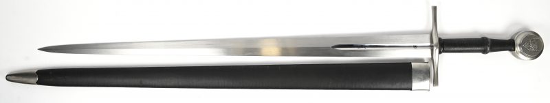 Een Hanwei hand and a half springsteel sword. Een functioneel zwaard in schede.