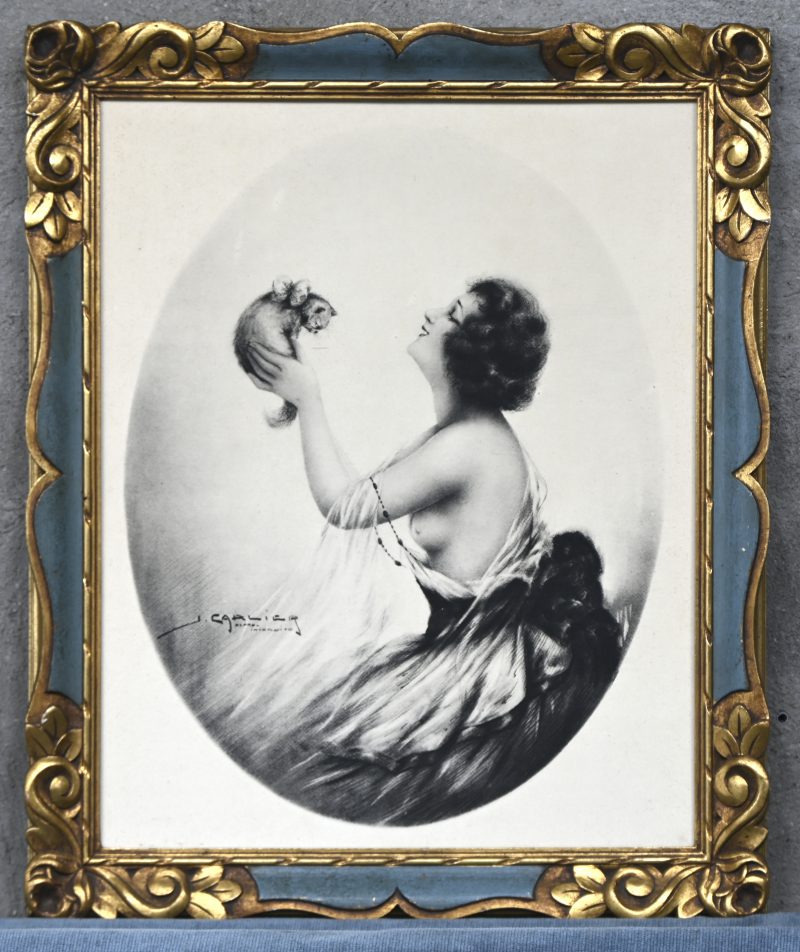 Monochrome lithografie van een jonge halfnaakte vrouw met een kitten. Getekend J. Carlier.