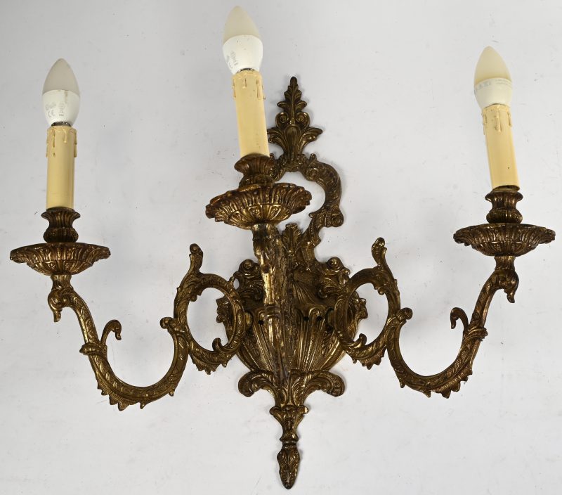 Bronzen wandlamp met drie armen,  in barokke stijl.