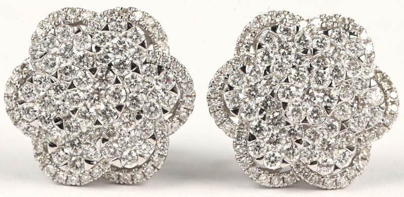 Een paar 18 kt witgouden oorbellen met briljanten met een gezamenlijk gewicht van +- 2,24 ct.