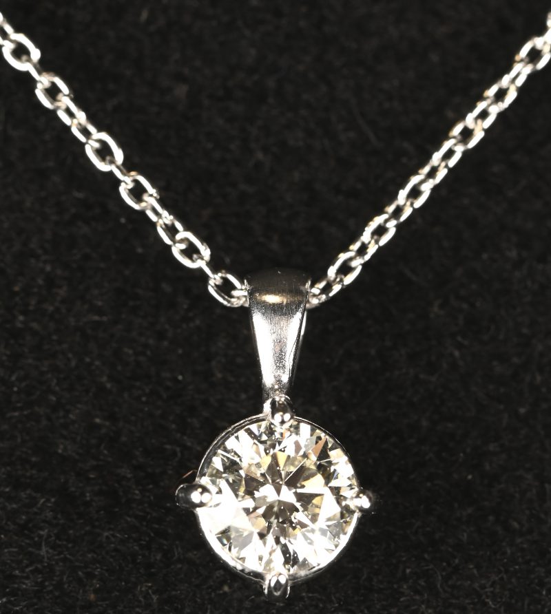Een 18 kt witgouden ketting met hanger bezet met een centrale briljant van +- 0,58 ct. HVS2.