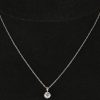 Een 18 kt witgouden ketting met hanger bezet met een centrale briljant van +- 0,58 ct. HVS2.