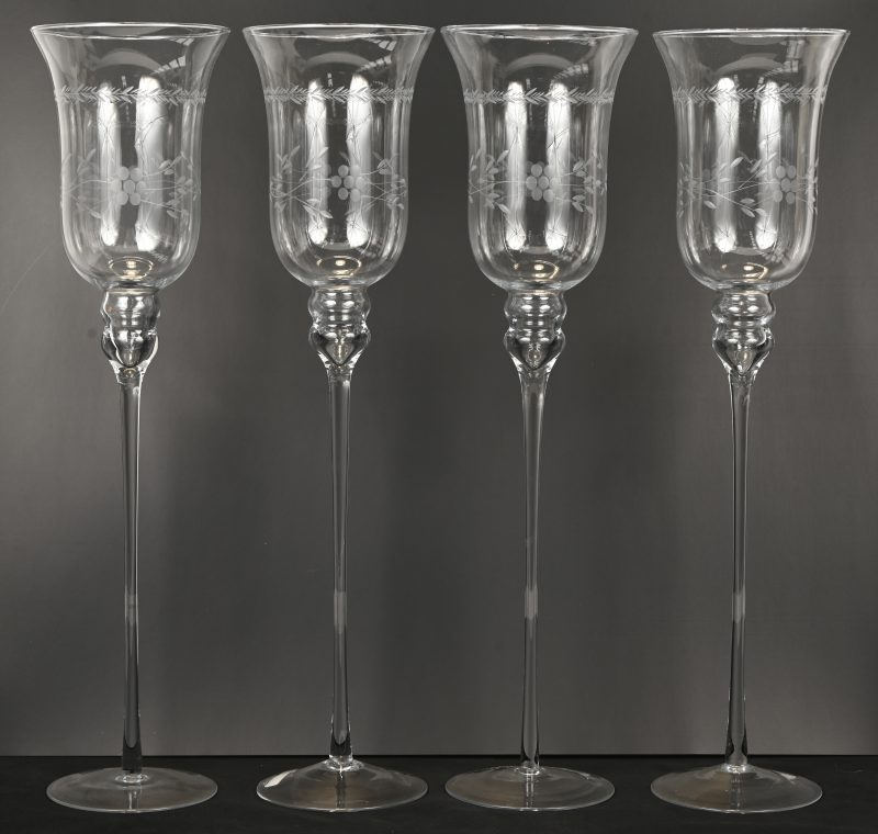 Een set van 4 geslepen glazen op voet. Rank en hoog.