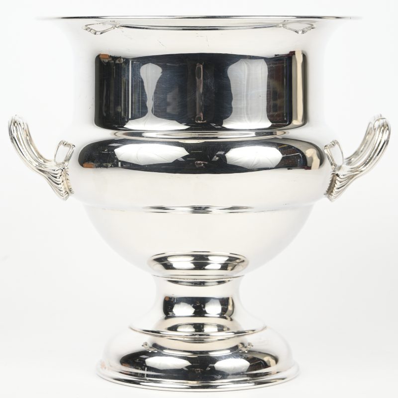 Een zwaar verzilverd koperen champagnekoeler, Cavalier England silver plated copper.