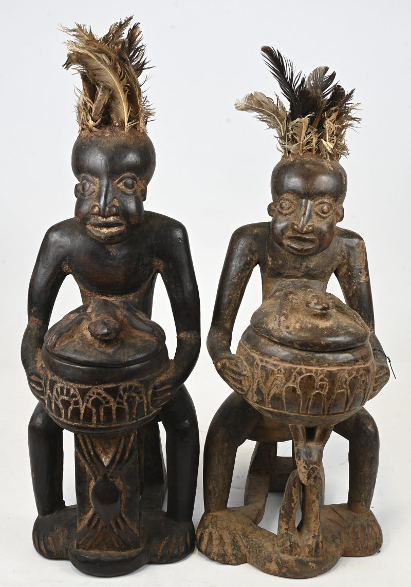 Set van 2 Afrikaanse houten beelden. Zittende man met vedertooi.