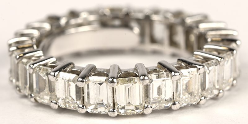 Een platina alliance bezet met 24 emerald geslepen diamanten top Wesselton F VVS-VS van 6,51 ct.