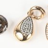 Een lederen halssnoer met twee 18 kt geelgouden hangers bezet met briljanten met een gezamenlijk gewicht van +- 0,40 ct. en één hanger van zilver en goud en rookkwarts.