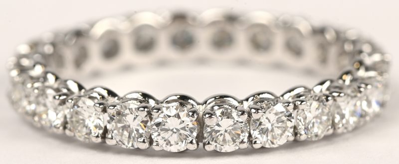 Een platina alliance bezet met 24 briljanten met een gezamenlijk gewicht van 1,65 ct. Top Wesselton G VS1.